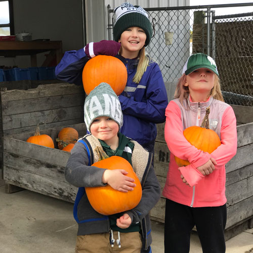 kids with pumpkins at blok orchards