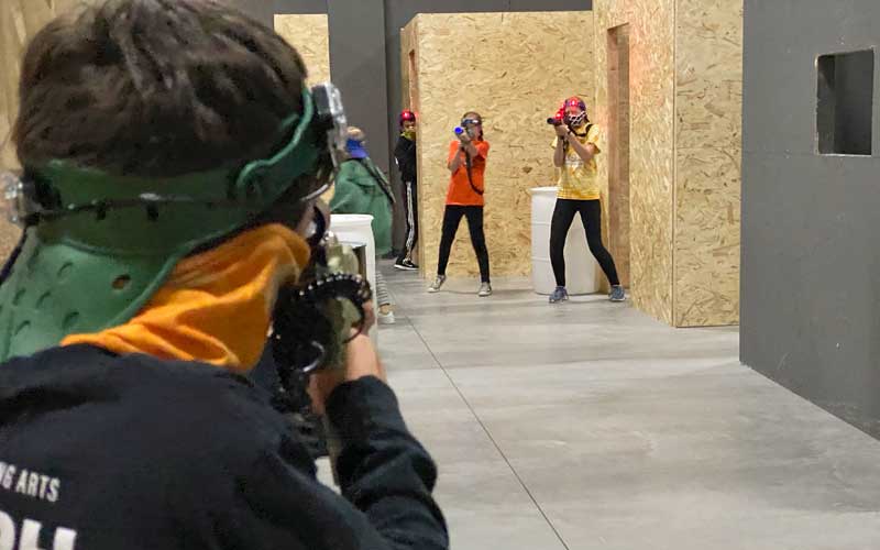 Battle GR girls aiming at boy Hunt