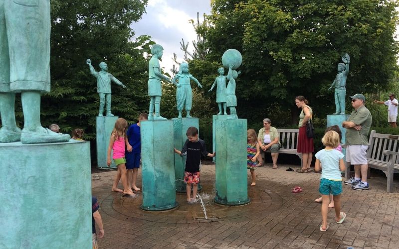 grand rapids summer activities - frederik meijer gardens water play fountain