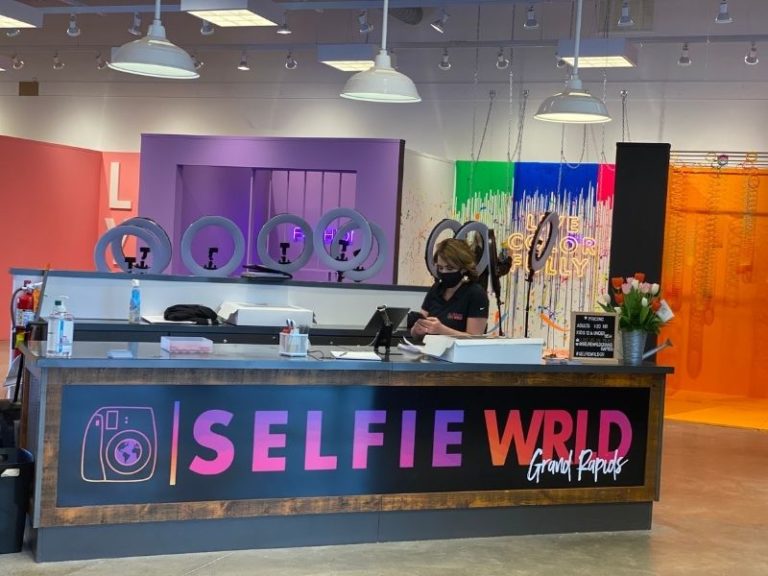 New Business Selfie Wrld Is Now Open Bring Your Phone And Your Friends 