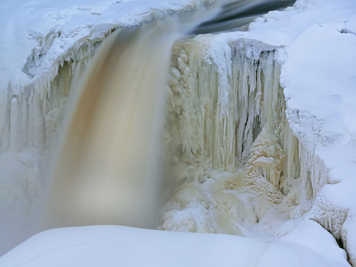 tahquamenon-falls-winter-ice-waterfall