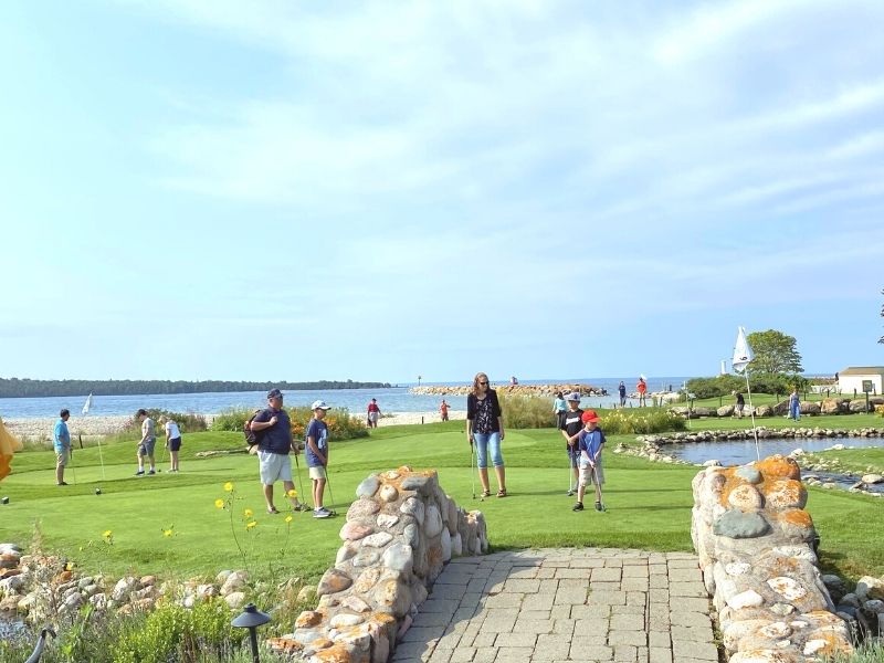 mackinac island putting golf course mission point - best things to do on mackinac island
