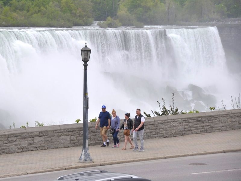 Niagara falls canada side river trail