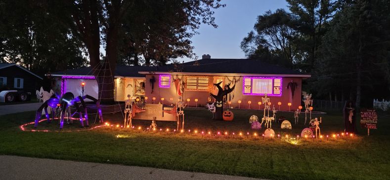 25+ Best Decorated Halloween Houses, 3 Driving Routes - Includes ...