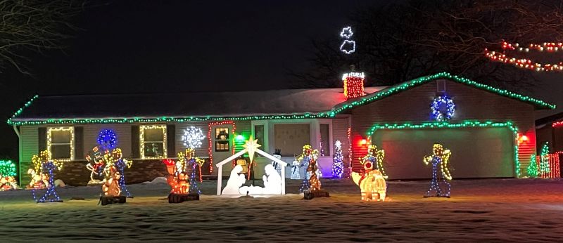 84 10 Mile Rd NE Comstock Park christmas lights house 2022