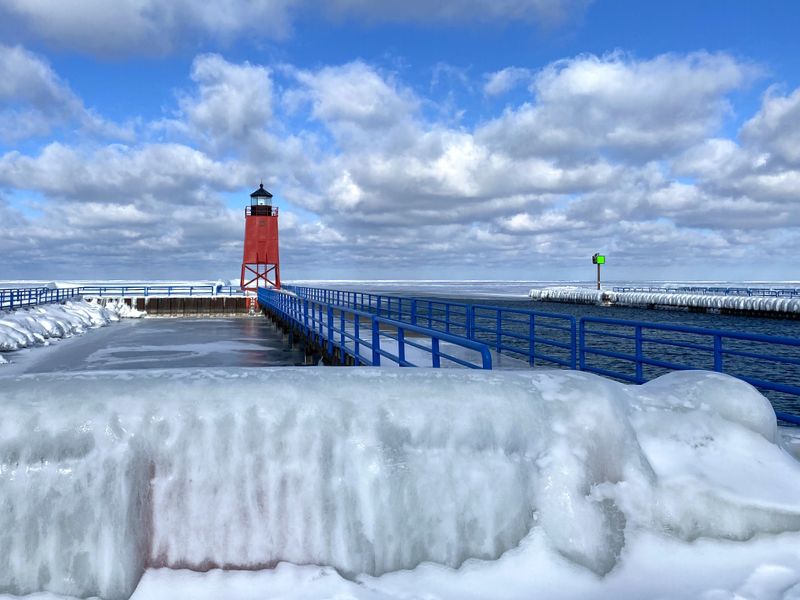 Lake-Michigan-Lighthouse-charlevoix-in-winter