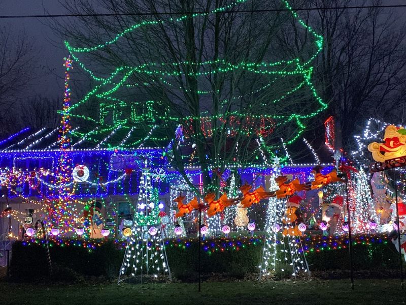 Cruise this FREE 90Min Route for Epic Christmas Light Displays in