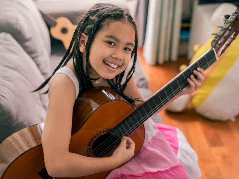 guitar lessons girl playing guitar