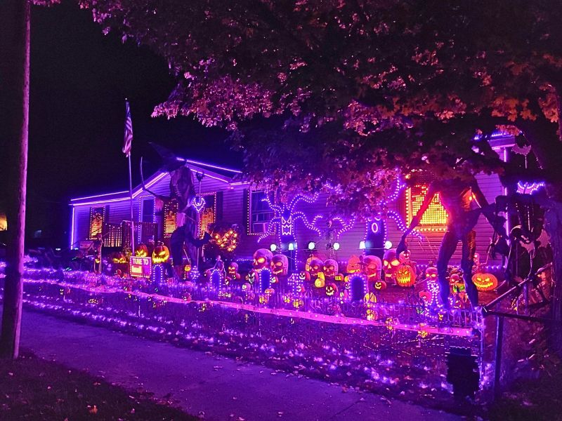 Insane Halloween house lights up in time to Macklemore's 'Downtown