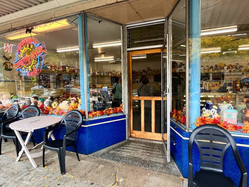 Van's Pastry Shoppe entrance with table