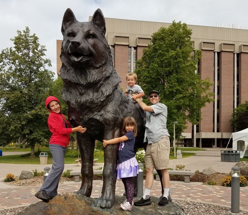 Michigan-Tech-kids-and-dad-on-husky-statue-Rudd