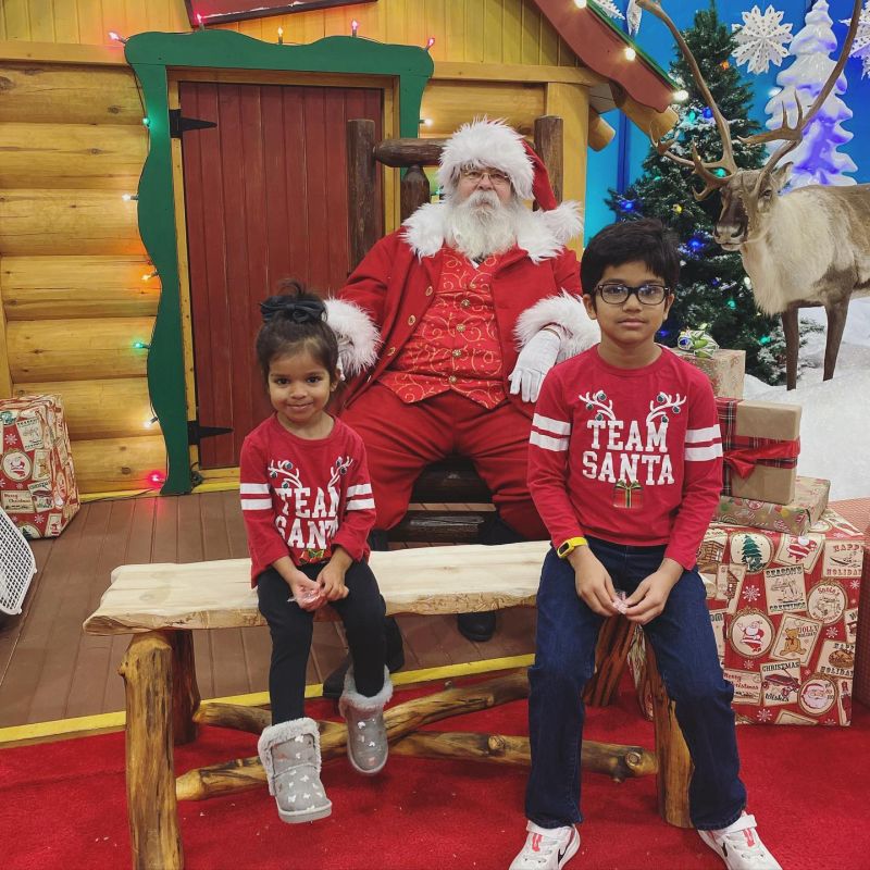 Cabelas's Santa kids with Santa Gowda