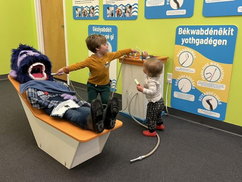 Toddlers at dentist exhibit grand rapids childrens museum knopf