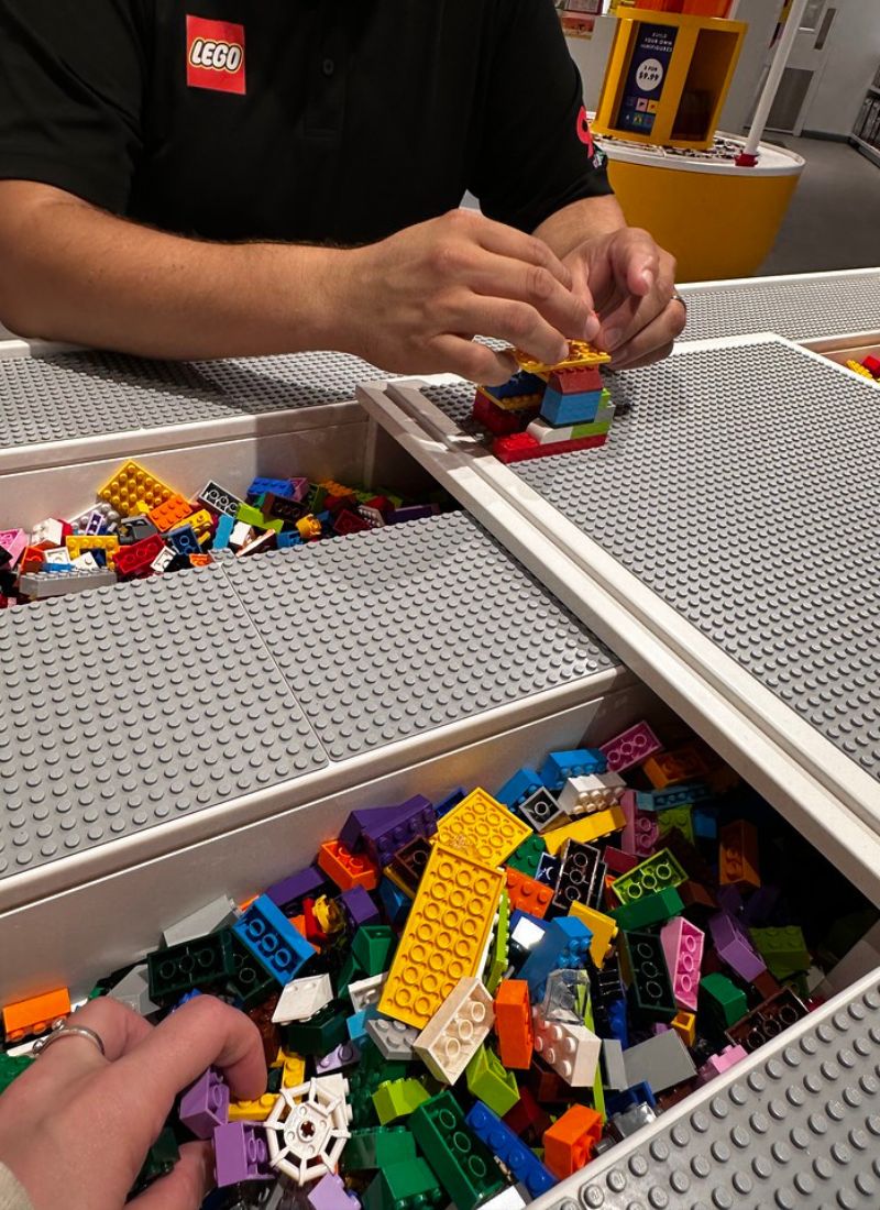 GR LEGO Store Building Table