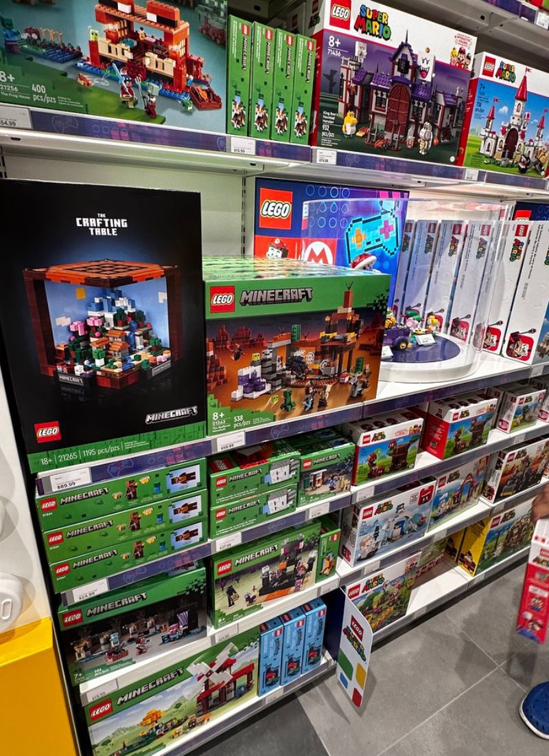 Minecraft LEGO Display GR LEGO Store