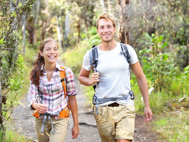 cheap date night couple hiking 