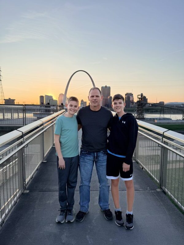 Family Shot With St Louis Arch Tiffany